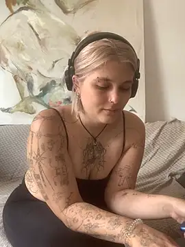 Snapshot of Ella_Bloom chatting on 06.06.26 Ella Bloom online show from 06.06.26