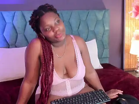 Snapshot of RoxaneMiranda chatting on 05.28.26 RoxaneMiranda online show from 05.28.26
