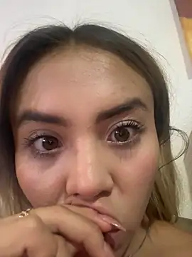 Snapshot of IvannaNou chatting on 05.29.26 IvannaNou online show from 05.29.26