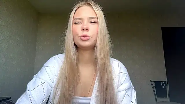 Snapshot of Cary_blonde chatting on 06.09.26 Cary blonde online show from 06.09.26