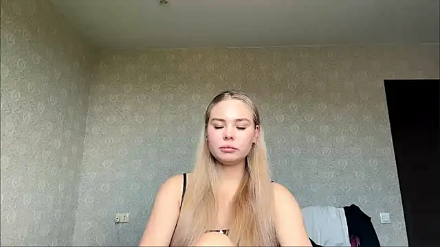 Snapshot of Cary_blonde chatting on 06.15.26 Cary blonde online show from 06.15.26