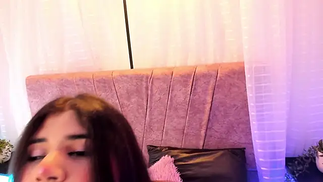 Snapshot of Emilie_Jones chatting on 06.17.26 Emilie Jones online show from 06.17.26