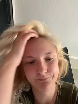 Snapshot of Viviluu_Offiziell chatting on 06.05.26 Viviluu Offiziell online show from 06.05.26
