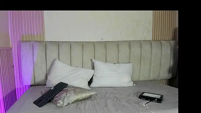 Snapshot of julimonroe_ chatting on 06.27.26 julimonroe online show from 06.27.26