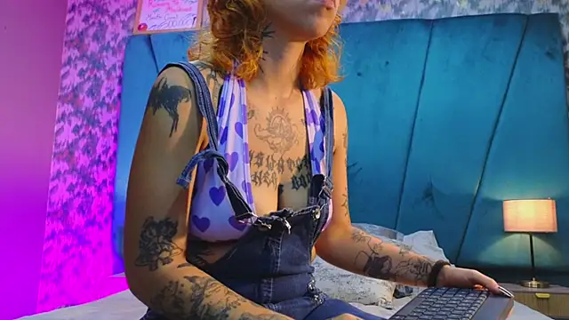 Snapshot of julimonroe_ chatting on 07.17.26 julimonroe online show from 07.17.26