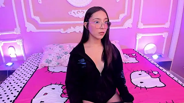 Snapshot of NinaSinclair chatting on 06.08.26 NinaSinclair online show from 06.08.26