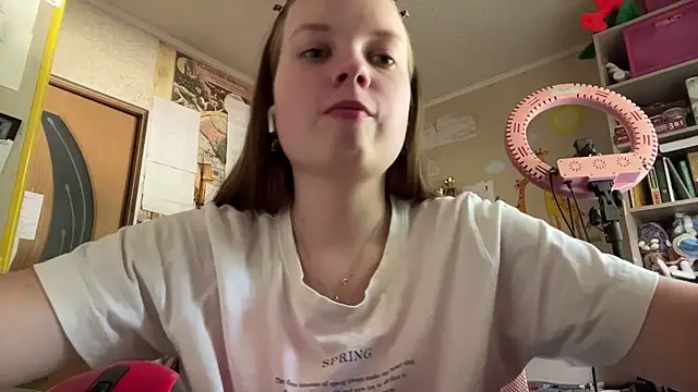 Snapshot of Aileyn chatting on 06.26.26 Aileyn online show from 06.26.26