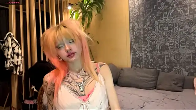 Snapshot of JoanneMcauly chatting on 06.15.26 JoanneMcauly online show from 06.15.26