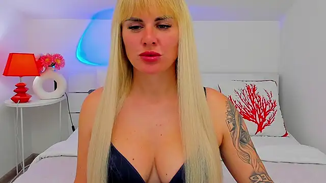 Snapshot of LilyDav chatting on 06.18.26 LilyDav online show from 06.18.26