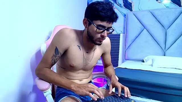 Snapshot of Stron_dominant chatting on 06.11.26 Stron dominant online show from 06.11.26