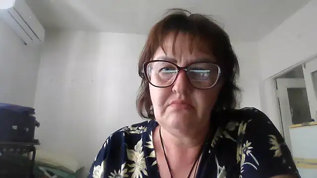 Snapshot of ErikaXShine chatting on 06.18.26 ErikaXShine online show from 06.18.26