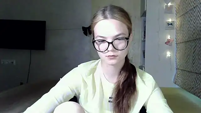 Snapshot of AvrilGillig chatting on 06.23.26 AvrilGillig online show from 06.23.26