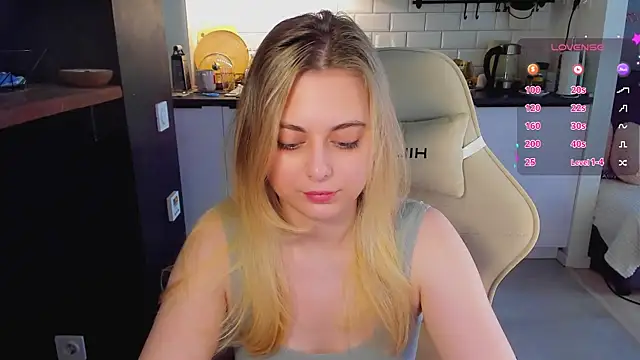 Snapshot of blonde_kellyy chatting on 06.23.26 blonde kellyy online show from 06.23.26