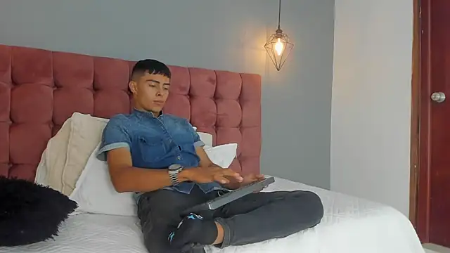 Snapshot of Bruno_fox chatting on 06.17.26 Bruno fox online show from 06.17.26