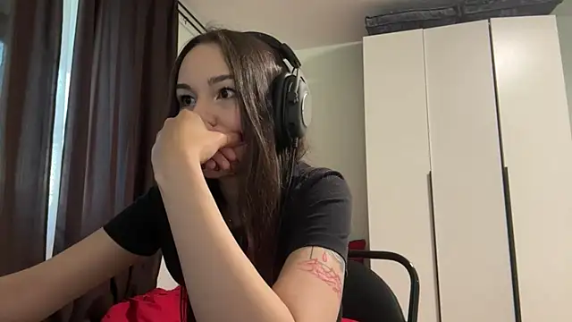Snapshot of HotGirlMilla chatting on 06.19.26 HotGirlMilla online show from 06.19.26