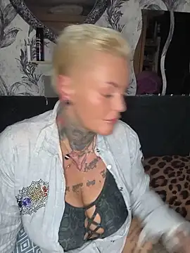 Snapshot of InkedMissLaBaehm chatting on 06.17.26 InkedMissLaBaehm online show from 06.17.26