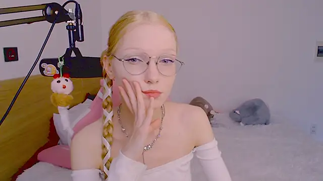 Snapshot of blush chatting on 07.05.26 blush online show from 07.05.26