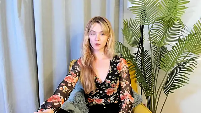 Snapshot of MarielRoloson chatting on 06.15.26 MarielRoloson online show from 06.15.26