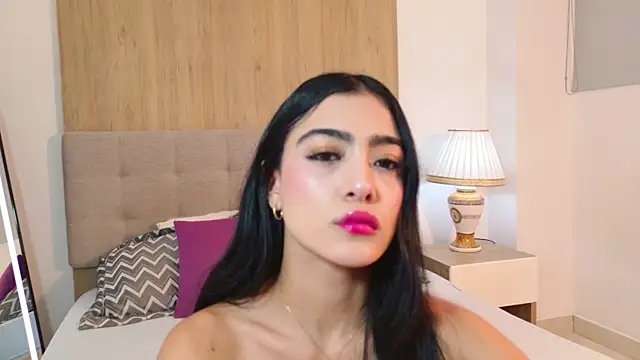 Snapshot of MaluCortes chatting on 06.25.26 MaluCortes online show from 06.25.26