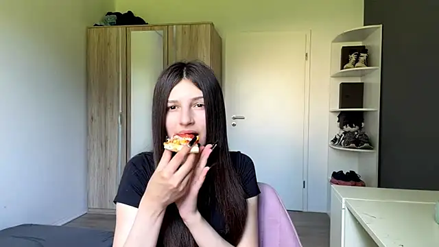 Snapshot of SpanishRooter chatting on 06.22.26 SpanishRooter online show from 06.22.26