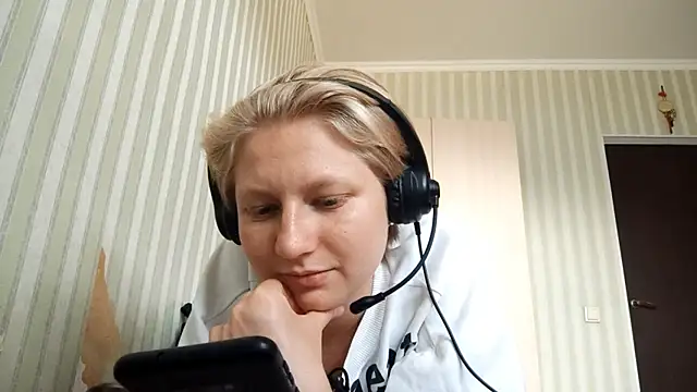 Snapshot of JennyShortcut chatting on 06.18.26 JennyShortcut online show from 06.18.26