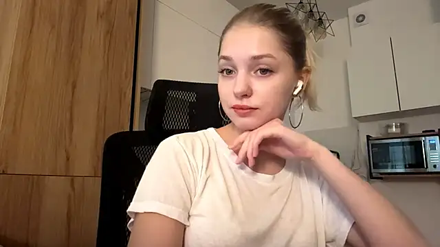 Snapshot of EveryoneEve chatting on 07.22.26 EveryoneEve online show from 07.22.26