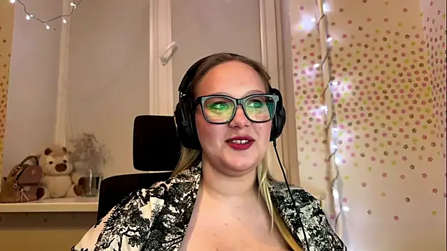 Snapshot of TashaDarm chatting on 06.20.26 TashaDarm online show from 06.20.26