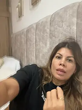 Snapshot of Valen_Milf4u chatting on 07.06.26 Valen Milf4u online show from 07.06.26