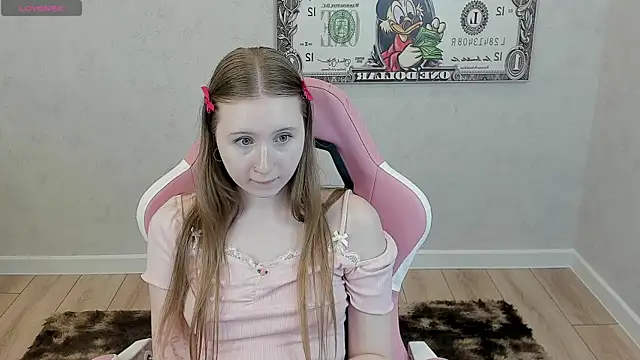 Snapshot of LiliTiny chatting on 06.24.26 LiliTiny online show from 06.24.26