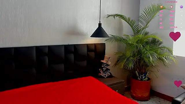 Snapshot of love_amor_ chatting on 11.09.25 love amor online show from 11.09.25