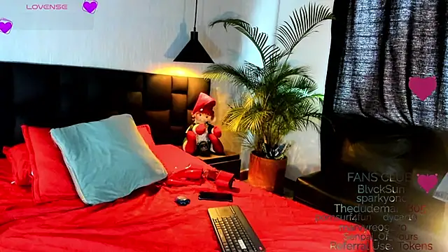 Snapshot of love_amor_ chatting on 12.04.25 love amor online show from 12.04.25