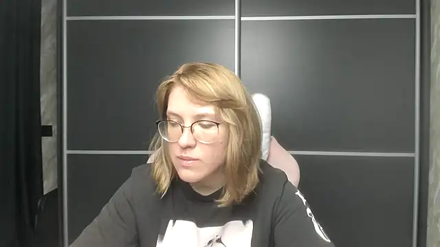 Reginasmilee online show from 02.11.25