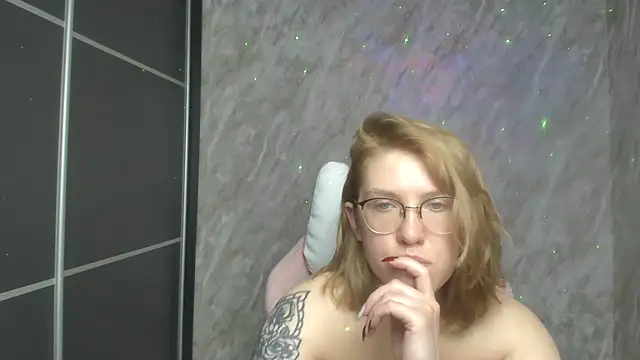 Reginasmilee online show from 02.13.25