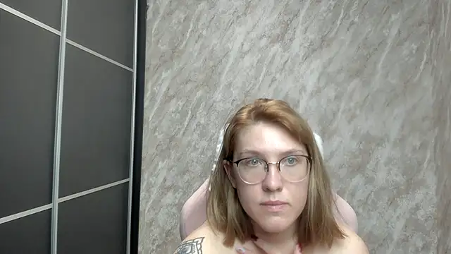 Reginasmilee online show from 02.13.25