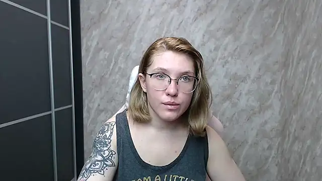 Reginasmilee online show from 02.14.25