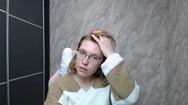 Reginasmilee online show from 02.14.25