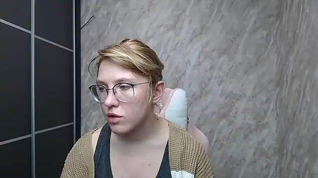 Reginasmilee online show from 02.15.25