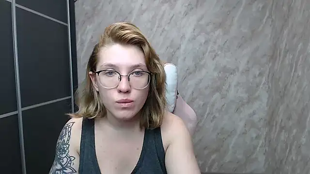 Reginasmilee online show from 02.16.25