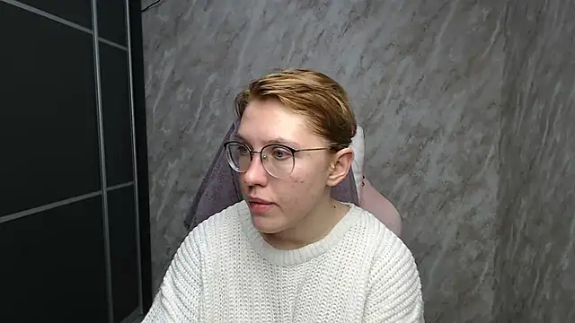 Reginasmilee online show from 02.20.25