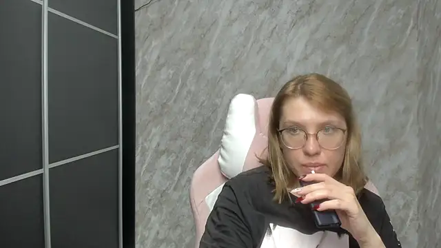 Reginasmilee online show from 02.21.25