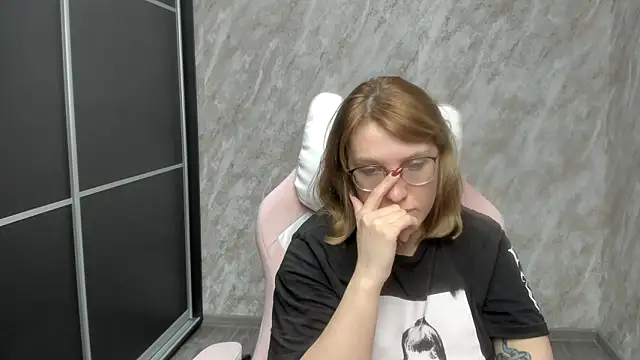 Reginasmilee online show from 02.21.25