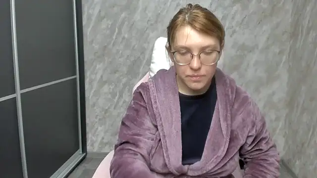 Reginasmilee online show from 02.22.25