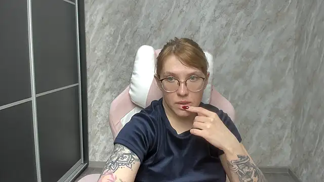 Reginasmilee online show from 02.22.25