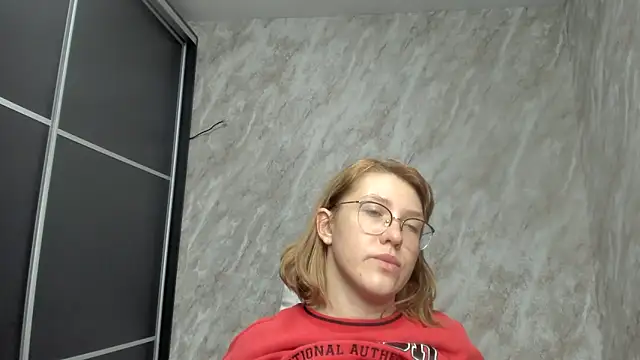 Reginasmilee online show from 02.25.25