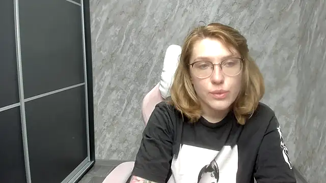 Reginasmilee online show from 02.26.25