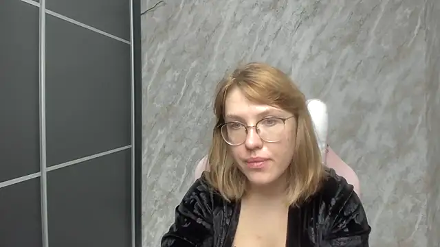 Reginasmilee online show from 02.28.25