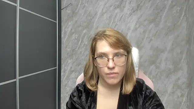 Reginasmilee online show from 02.28.25