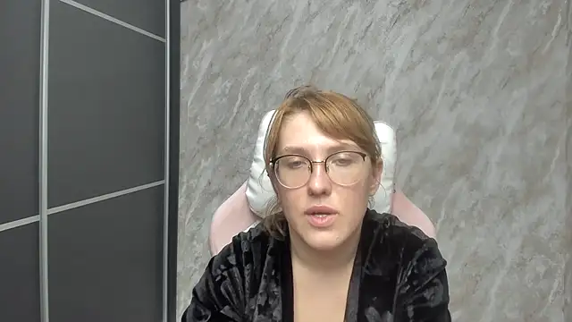 Reginasmilee online show from 02.28.25