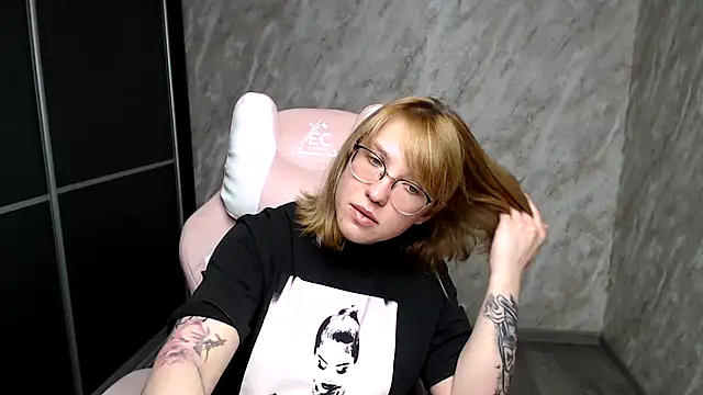 Reginasmilee online show from 03.15.25