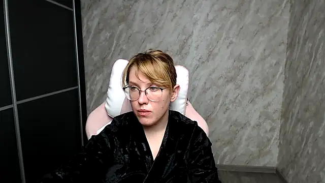 Reginasmilee online show from 03.16.25